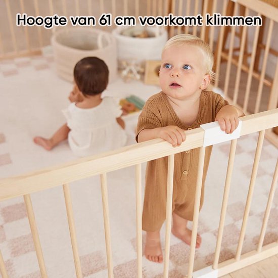 Babyren van 61 cm hoog, van licht hout, met twee baby's en een meisje die erop leunt.