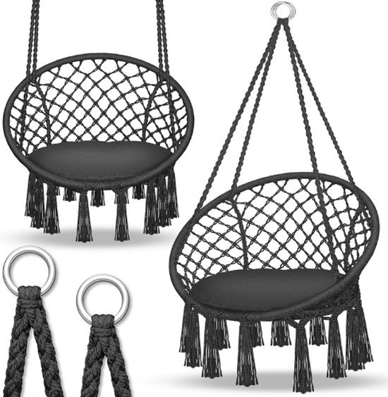 Zwarte macramé hangstoel met een geweven zitting en franjes.