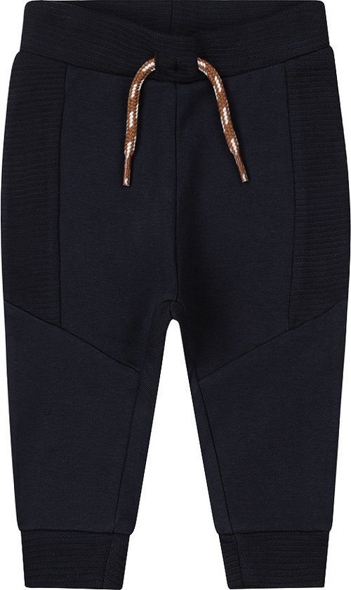 Donkerblauwe joggingbroek met tunnelkoord en ribgebreide details op de heupen en onderbenen.