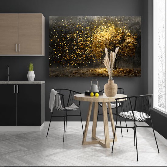 Gouden boom met vallende bladeren in een keuken boven een eettafel.