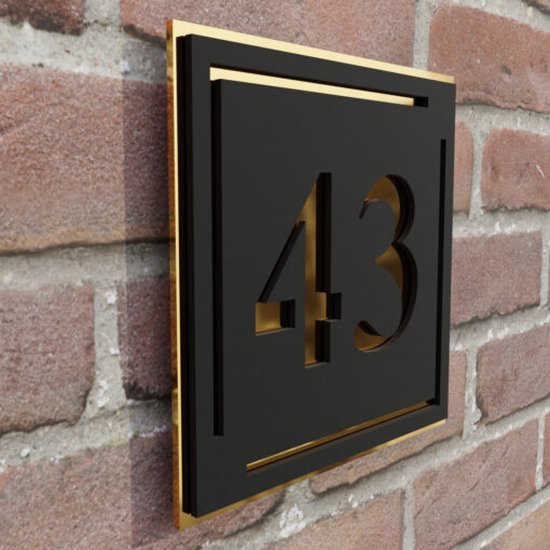 Zwart huisnummerbord met gouden cijfers '43' en gouden kader, van de zijkant gezien.