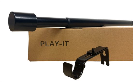Zwarte, uitschuifbare gordijnroede met ronde dop aan het ene uiteinde. Kartonnen doos met "PLAY-IT" erop. Zwarte beugel.