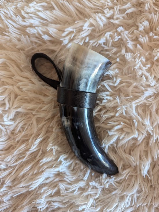 Drinkhoorn Met Riem Houder - zwart - Drinkhoorn - Drink hoorn - Medium 0,3L-0,4L - Natuur hoorn - LARP - live Action Role Play - Accessoires - Larpcenter.nl - Cadeau - Viking - Keltisch