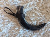 Drinkhoorn Met Riem Houder - zwart - Drinkhoorn - Drink hoorn - Medium 0,4L-0,5L - Natuur hoorn - LARP - live Action Role Play - Accessoires - Larpcenter.nl - Cadeau - Viking - Keltisch