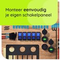 Overzicht van de onderdelen: schakelpaneel, schakelaars, USB-laders, aansluitkabels en schroeven.