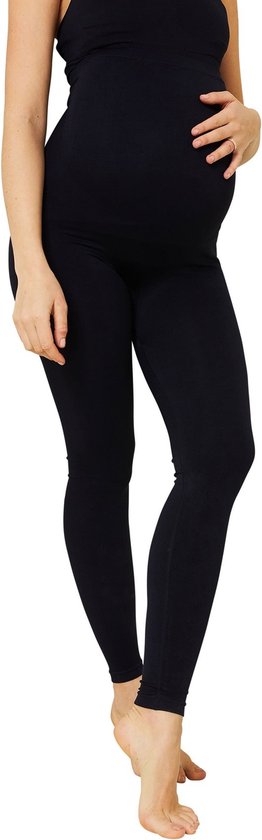 Een zwangere vrouw in een zwarte, naadloze legging met hoge taille, een zwarte top en op haar buik.