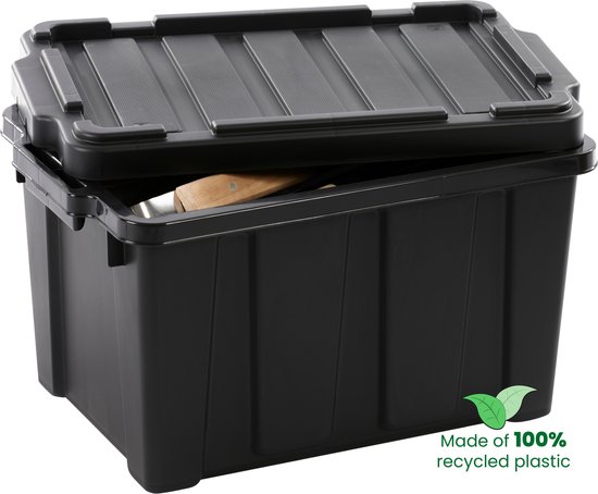 Zwarte opbergbox van kunststof met deksel gedeeltelijk open, gevuld met een houten object. Gemaakt van 100% gerecycled plastic.