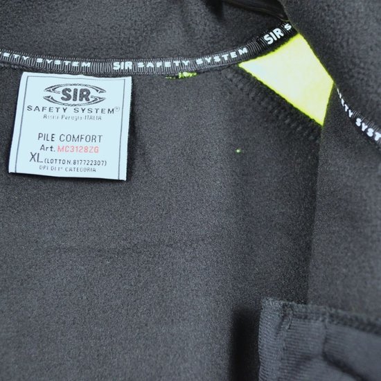 Binnenzijde van een zwarte fleece trui met label: SIR SAFETY SYSTEM, XL, Art. MC3128ZG.