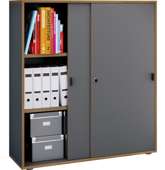 Kantoorruimte met bureaus, stoelen, computers en grijze kasten met houten accenten. Diverse opbergmogelijkheden.