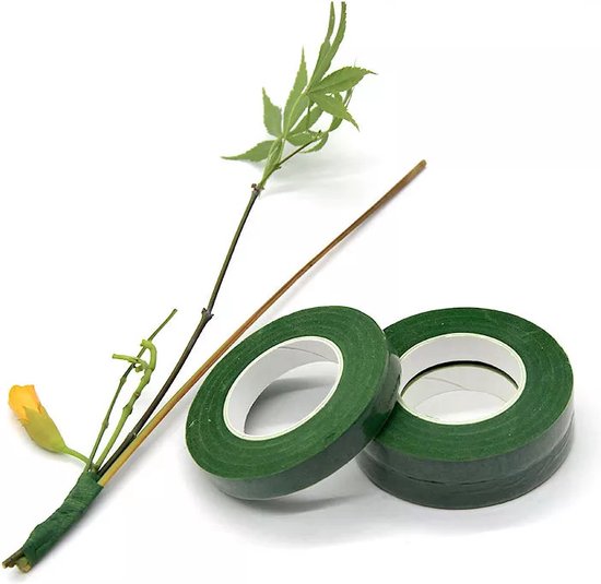 Twee rollen groene bloementape naast een gestoken takje met groen blad en een kleine gele knop.