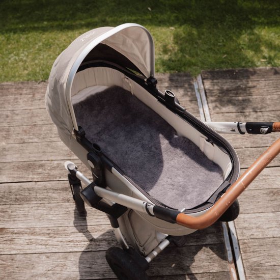 WOOOL Schapenvacht 2-in-1 Kinderwagen Buggy - SNUGGY (Grijs) - Inleg & Opleg - 100% Echte Schapenvacht - Kort Geschoren Wol - Veilig, ECO & Duurzaam van WOOOL — afbeelding 2