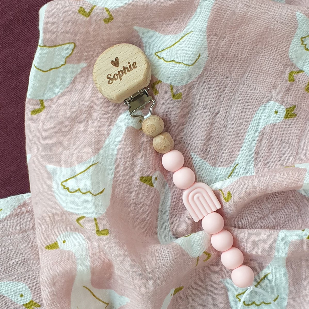Goedkoopste Bo & Mila - Speenkoord met Naam - Licht Roze - Gepersonaliseerd - Kraamcadeau - Speenclip - Speenketting - Baby cadeautip