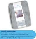 Gevouwen grijze teddy fleece dekbedovertrek en twee kussenslopen in verpakking met productinformatie.