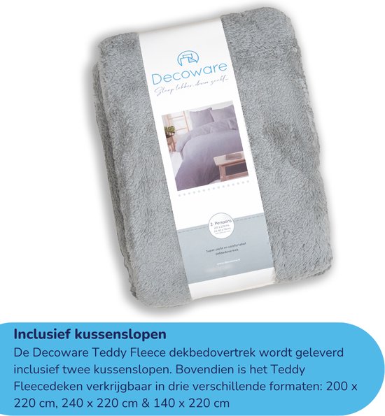 Gevouwen grijze teddy fleece dekbedovertrek en twee kussenslopen in verpakking met productinformatie.