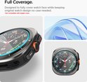 Close-up van smartwatch met oranje bandje. Details van de wijzerplaat.