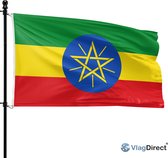 Ethiopische vlag wapperend aan een vlaggenmast. Groen, geel en rood met blauw embleem en gele ster.