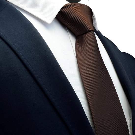 Donkerblauwe blazer, wit overhemd met gestreepte bruine stropdas met ribstructuur.