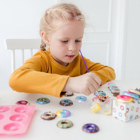 Totum Donut Factory knutsel koffertje - donuts gips gieten en schilderen - creatief speelgoed meisjes en jongens vanaf 5 jaar knutselen cadeautip