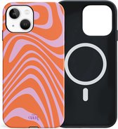 xoxo Wildhearts siliconen hoesje geschikt voor iPhone 13 MagSafe hoesje - Boogie Wonderland Orange - Double Layer - Magnetisch telefoonhoesje - Magneet case - Backcover met dubbele beschermlaag - Golvenprint - Golvend patroon - golven - Oranje