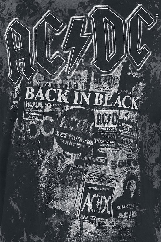 Close-up van de AC/DC 'Back in Black' print op een grijs en zwart tie-dye T-shirt.