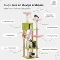 Hoge krabpaal met roze en groene platformen, huisjes, hangmand en krabpalen. Er zitten vier katten op.