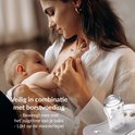 Moeder voedt baby, met speentje in mond. Tekst: "Veilig in combinatie met borstvoeding"