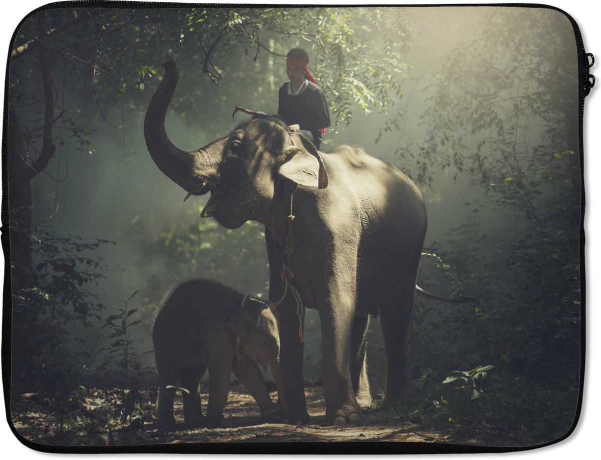 Laptophoes 15.6 inch - Olifant - Bos - Bomen - Dieren - Trainer - Laptop sleeve - Binnenmaat 37x26 cm - Zwarte achterkant