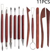 Een set van 11 kleigereedschappen met houten handvatten, waaronder diverse schrapers en priemen.