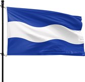 De Maassluis vlag is een blauw-wit-blauwe vlag met golvende banen.
