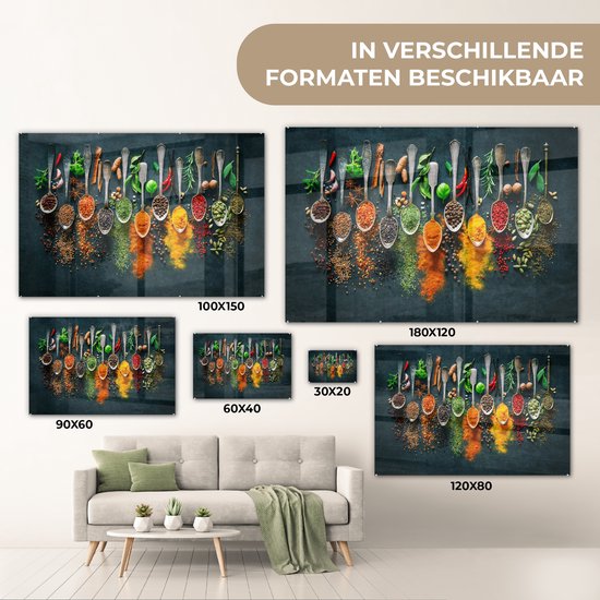 Collage van verschillende formaten glasschilderijen met een rij zilveren lepels gevuld met kleurrijke kruiden en specerijen.