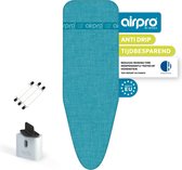 Turquoise strijkplankhoes met 'airpro' logo, 'anti drip' en 'tijdbesparend'. Een witte strijkplank met accessoires.
