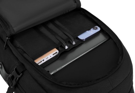 Binnenzijde van een zwarte rugzak met vakken voor een telefoon, powerbank en tablet.