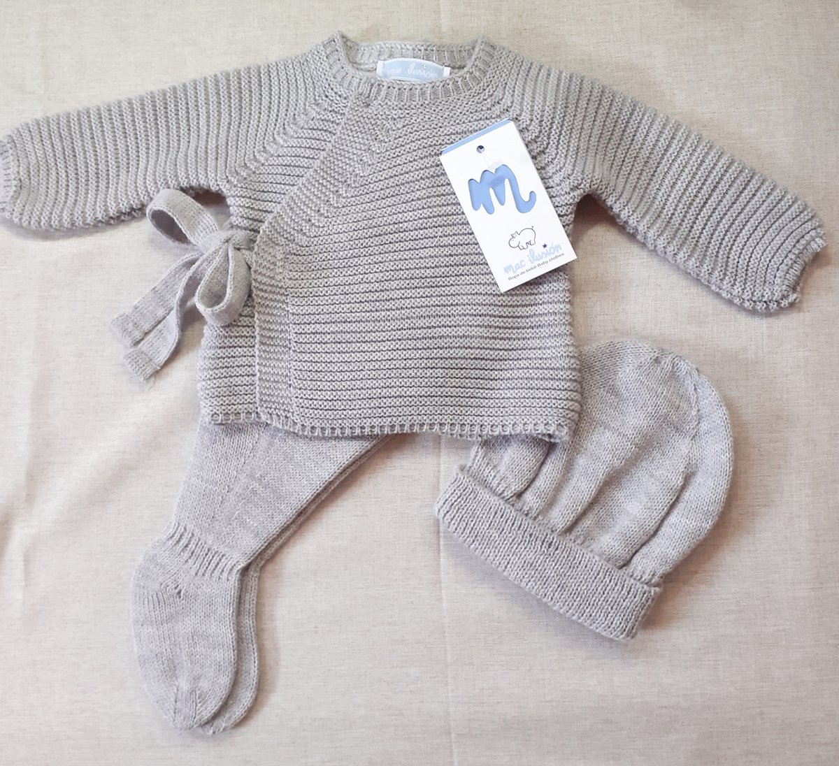 Mac Ilusion Gebreid Baby Pakje 3-dlg |Truitje + broekje met voetjes + mutsje | 9422 |Luna / grijs |prematuur | maat 44