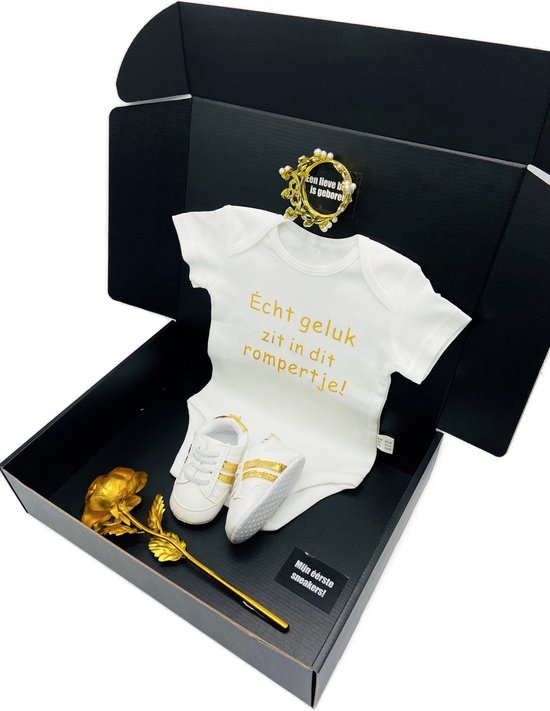 Kraamcadeau goud- kraamkado - met romper en babysneakers kraampakket - Rechtstreeks versturen als cadeau mogelijk van Foxy Feel. — afbeelding 2