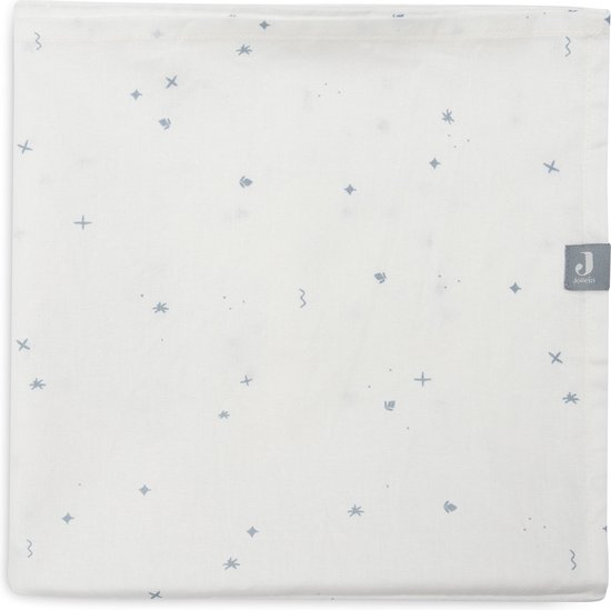 Wit wieglaken met een subtiel patroon van kleine blauwe sterretjes en kruisjes. Merklogo Jollein op de hoek.