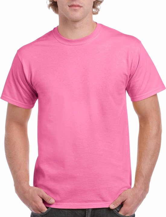 Homme portant un t-shirt Gildan rose uni à manches courtes.