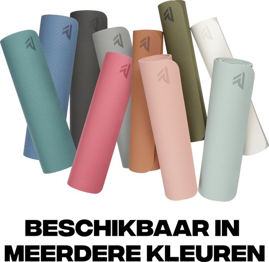 Collectie opgerolde yogamatten in verschillende kleuren, zoals petrol, blauw en roze.