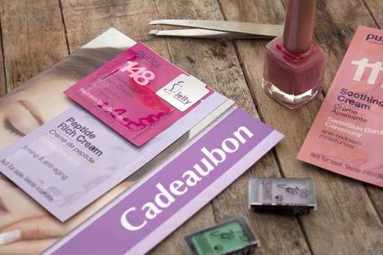 Boîte de conserve remplie de trombones marque-pages