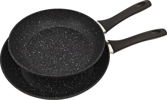 Twee zwarte koekenpannen met anti-aanbaklaag en witte dots, één bovenop de andere, met zwarte handvatten.