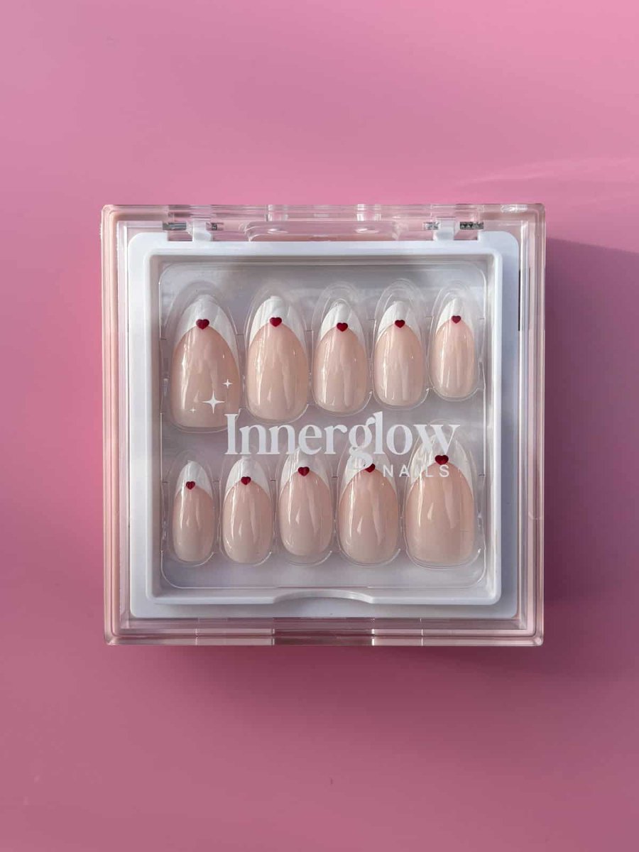 Innerglow Nails - Style ‘First Date' - Medium Lengte Ronde French Manicure met Hartjes - Hoge Kwaliteit - 24-28 stuks Plaknagels - All-in-one Nail Kit met Nagellijm - Nepnagels - Kunstnagels - Zelfklevende Nagels
