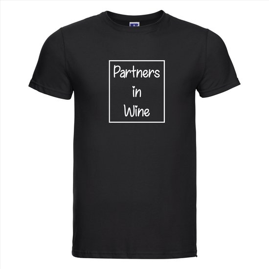 Zwart Russell T-shirt met de tekst 'Partners in Wine' in een wit kader.