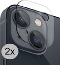 Twee doorzichtige cameralensbeschermers op de dubbele cameralens van een donkerblauwe smartphone.