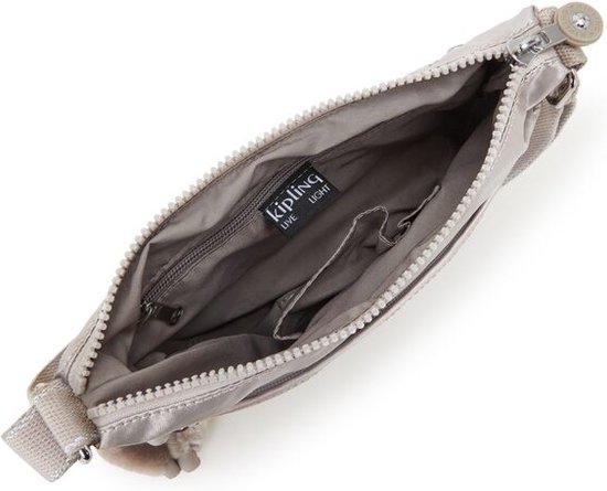 Lichtgrijze Kipling tas van binnen met Kipling 'Live Light' label en vakjes.