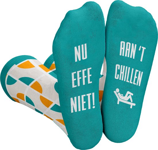 Silly Soles - Grappige Cadeaus Sokken - AAN 'T CHILLEN - One Size Sokken met Tekst - Grappige Cadeaus Mannen Dames - Yoga Ontspanning - Happy & Funny Gift Socks - Verjaardag cadeau vrouw, vader, papa, moeder, mama, vriendin, opa - Cadeautjes
