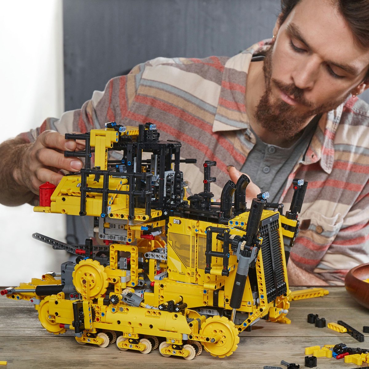 LEGO Technic Cat D11 Bulldozer met App-besturing - 42131 — afbeelding 2