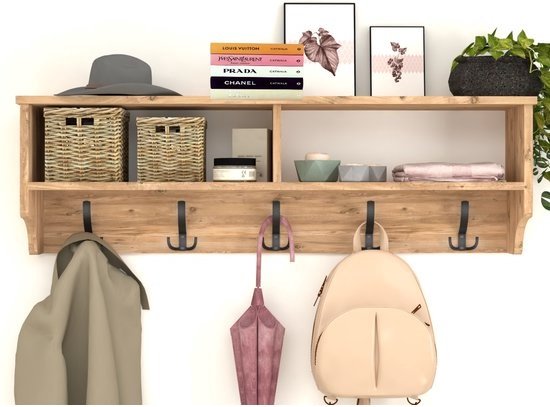 Houten kapstok met zwarte haken, legplank met decoraties: hoed, manden, boeken, plant. Jas, paraplu en rugzak hangen eraan.