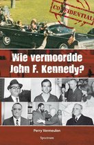 Boekomslag met de titel 'Wie vermoordde John F. Kennedy?' met een foto van de moordscène en portretten van betrokkenen.