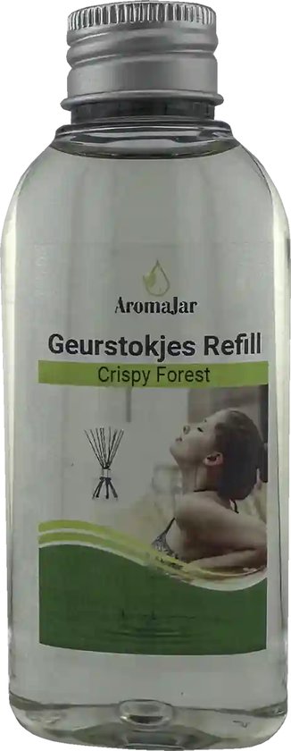 Transparante fles Aromajar navulling met zilveren dop, label met 'Geurstokjes Refill Crispy Forest' en foto van vrouw.