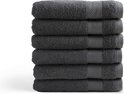 Pile de six serviettes gris foncé avec un bord tissé.