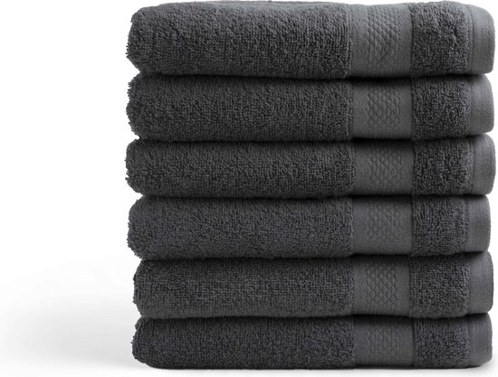 Pile de six serviettes gris foncé avec un bord tissé.
